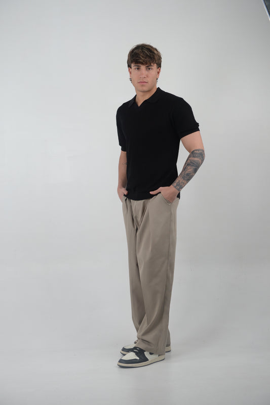 polo nera con spacco.