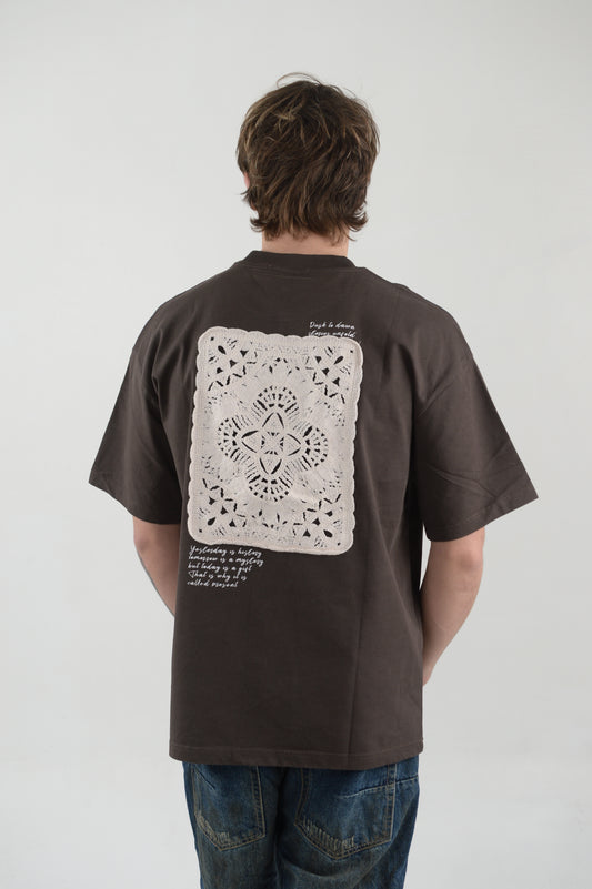 T-SHIRT MARRONE CON RICAMO